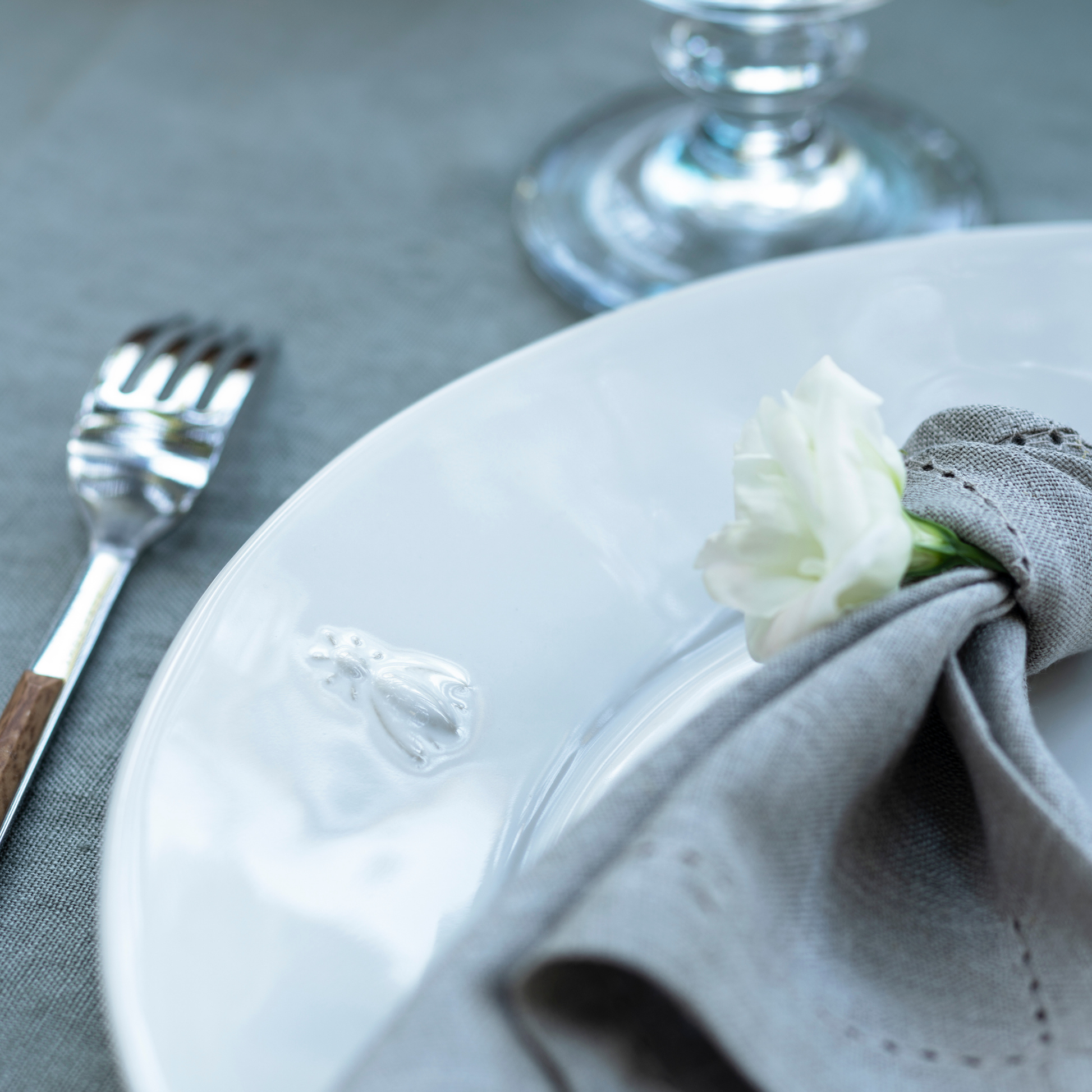 Bee Ceramic Dinner Plate: Bleu