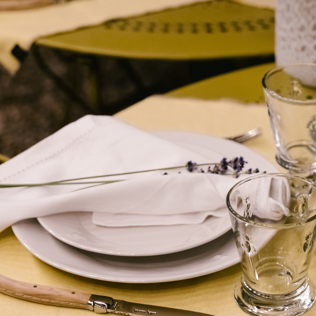 Bee Ceramic Dinner Plate: Bleu